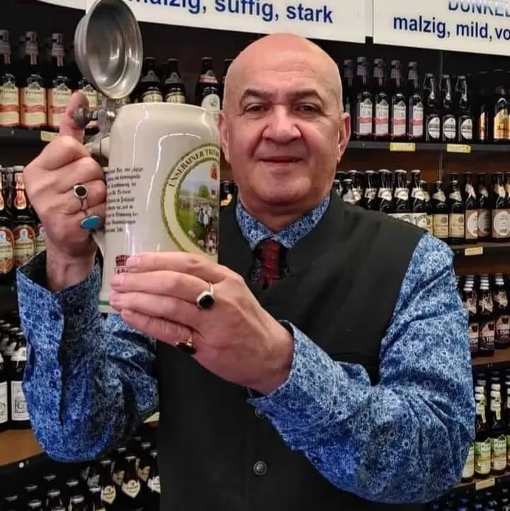 Herr Dipl.-Pol. Abbasali Zarebidoki, Inhaber des Getränkemarktes Grabsch, präsentiert fränkisches Bier in einem bayrischen Humpen. Herr Zarebidoki vom Getränkemarkt Grabsch in Berlin-Lichterfelde