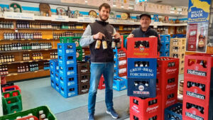 Bild aus dem Getränkemarkt Grabsch zeigt Herrn Abbasali Zarebidoki und seinen Sohn Leonhard Grabsch